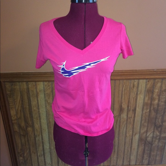 Nike Tops - 🚨PINK NIKE TSHIRT🚨